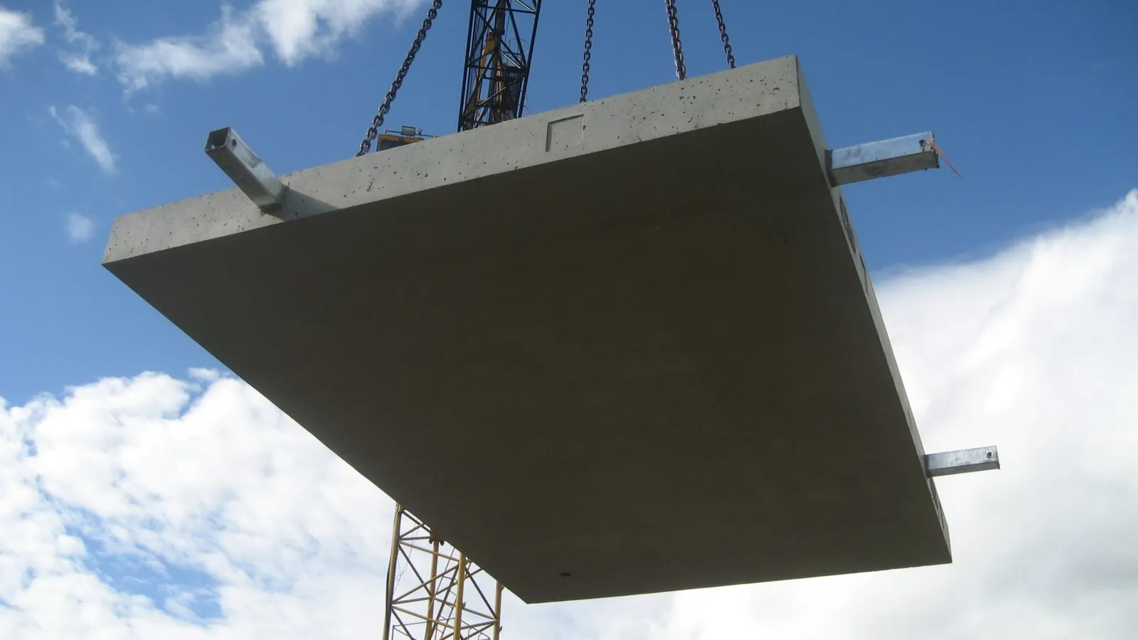 Betonilaatta nosturin koukussa
