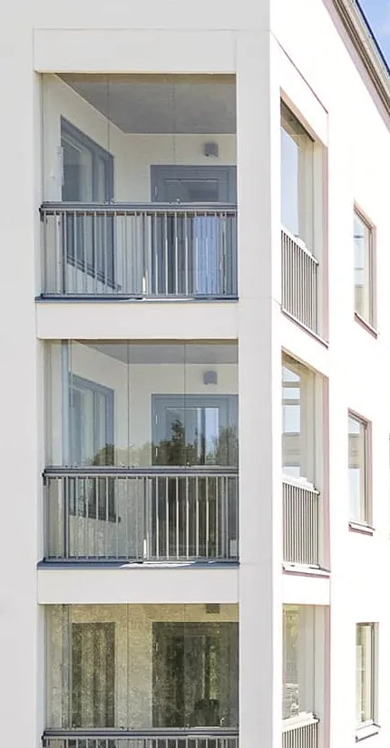 Valkoiset betonielementtiparvekkeet kerrostalon julkisivussa